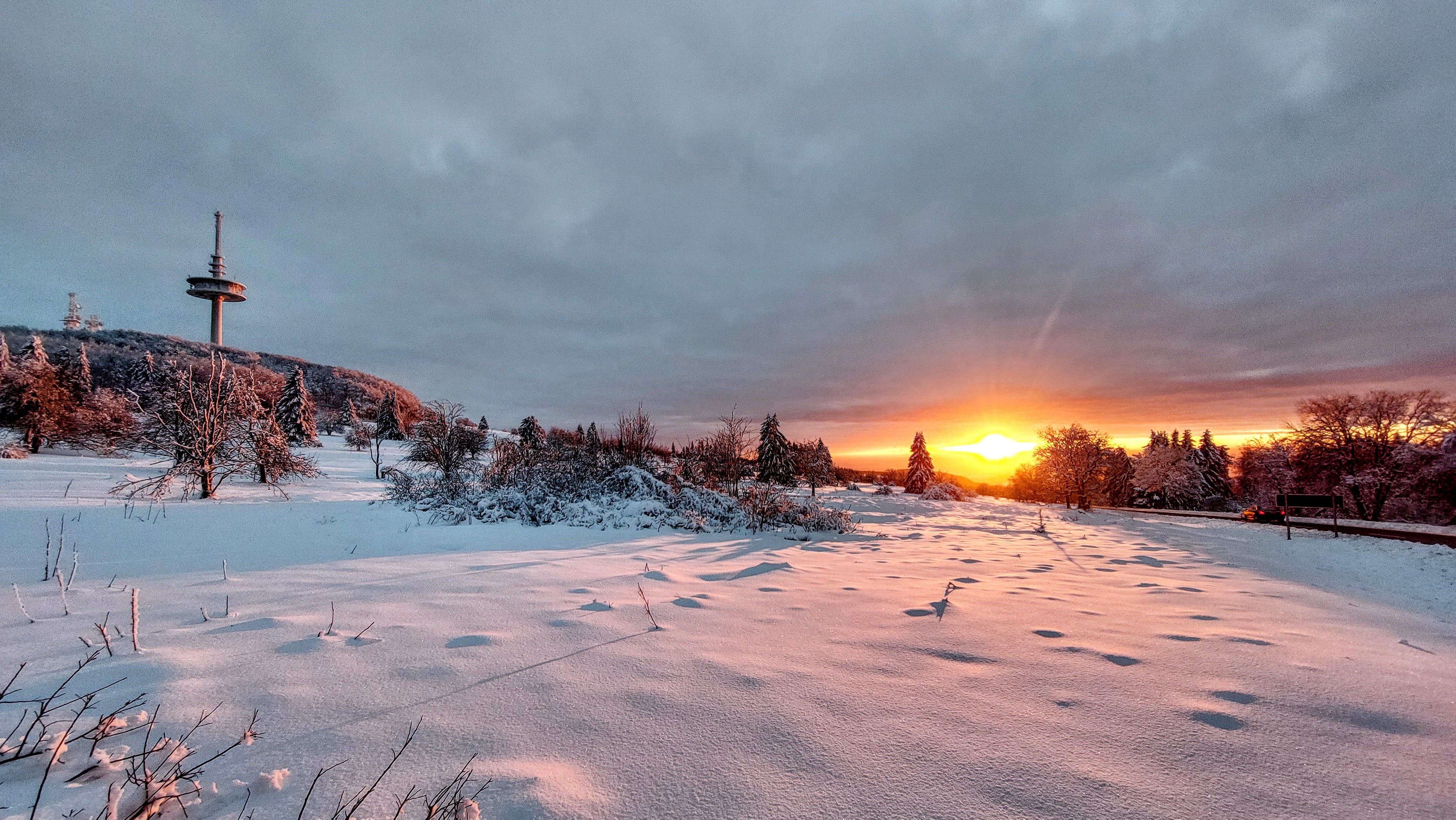 Bild vom Sonnenuntergang im Winter am Hoherodskopf