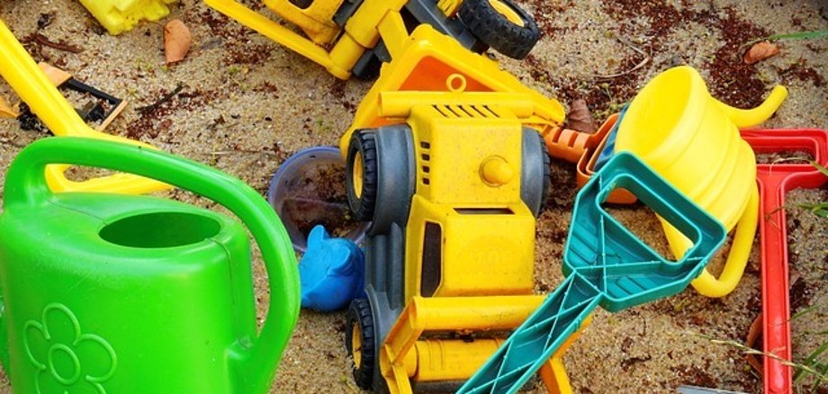 Bild von Spielzeugen im Sandkasten