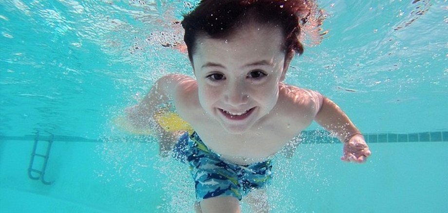 Bild von einem schwimmenden Kind