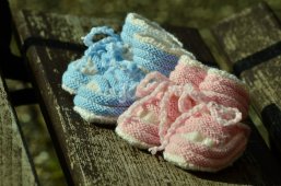 Bild von gestrickten Babyschuhen